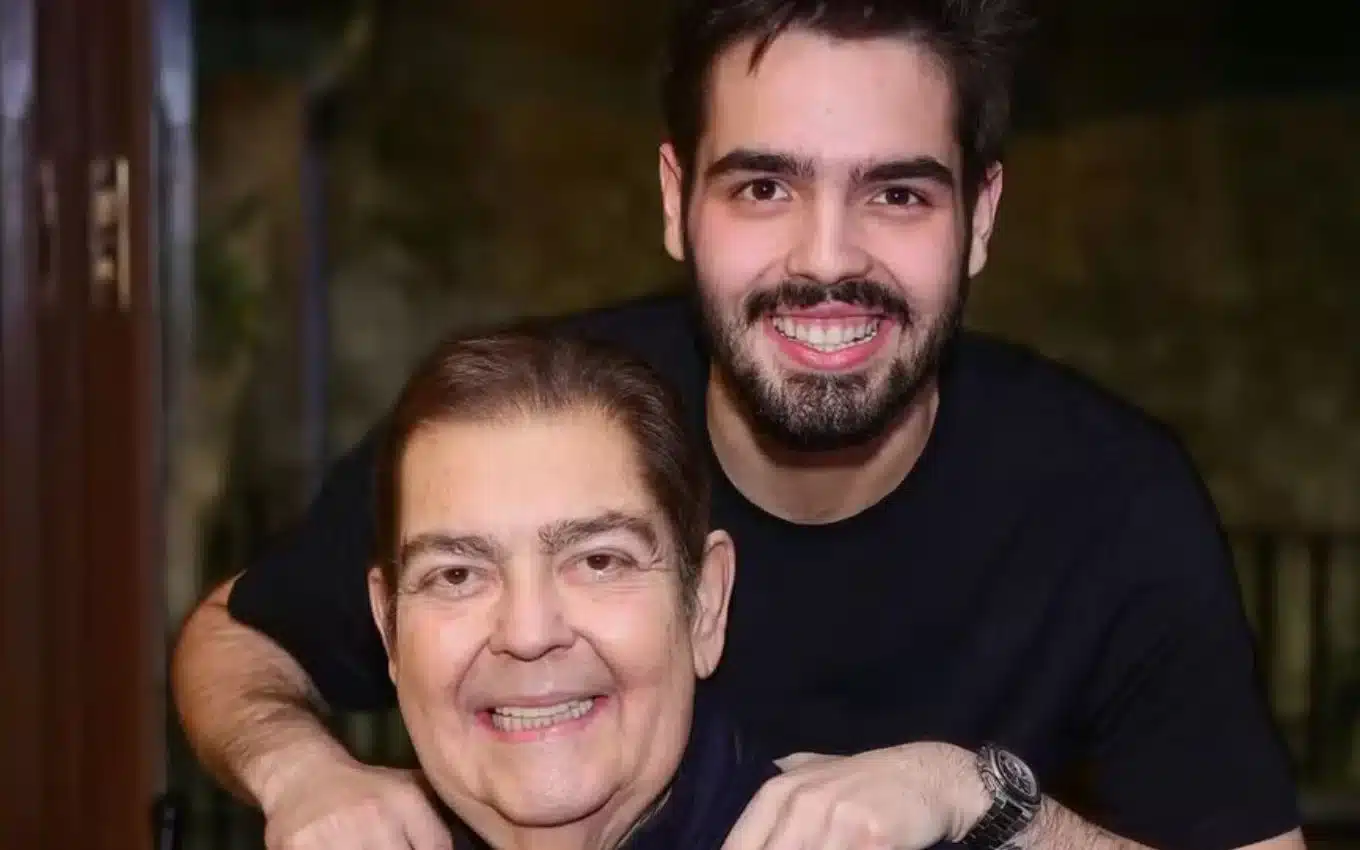 João Silva e Faustão juntos em ambiente familiar em casa