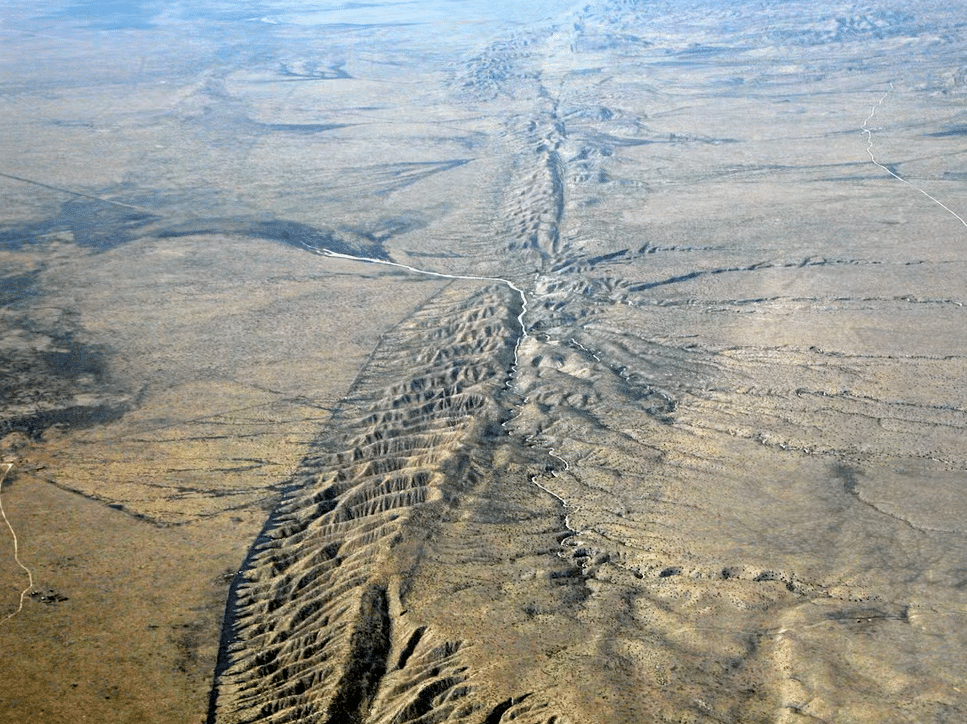Imagem aérea da Falha de San Andreas com linhas de ruptura visíveis no solo da Califórnia