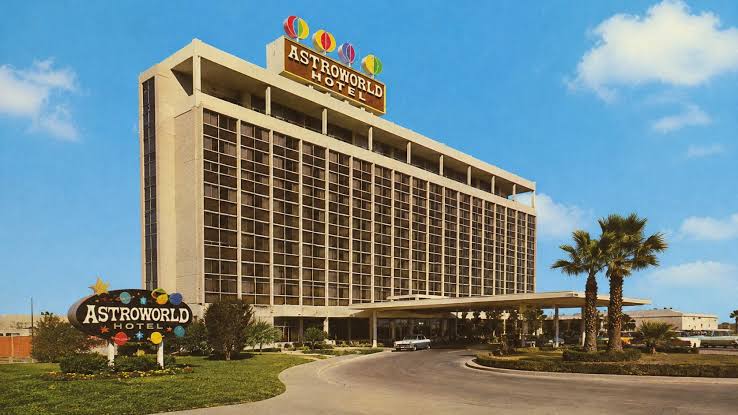 Cartão postal com o AstroWorld Hotel estampado / Crédito: Reprodução/Ebay