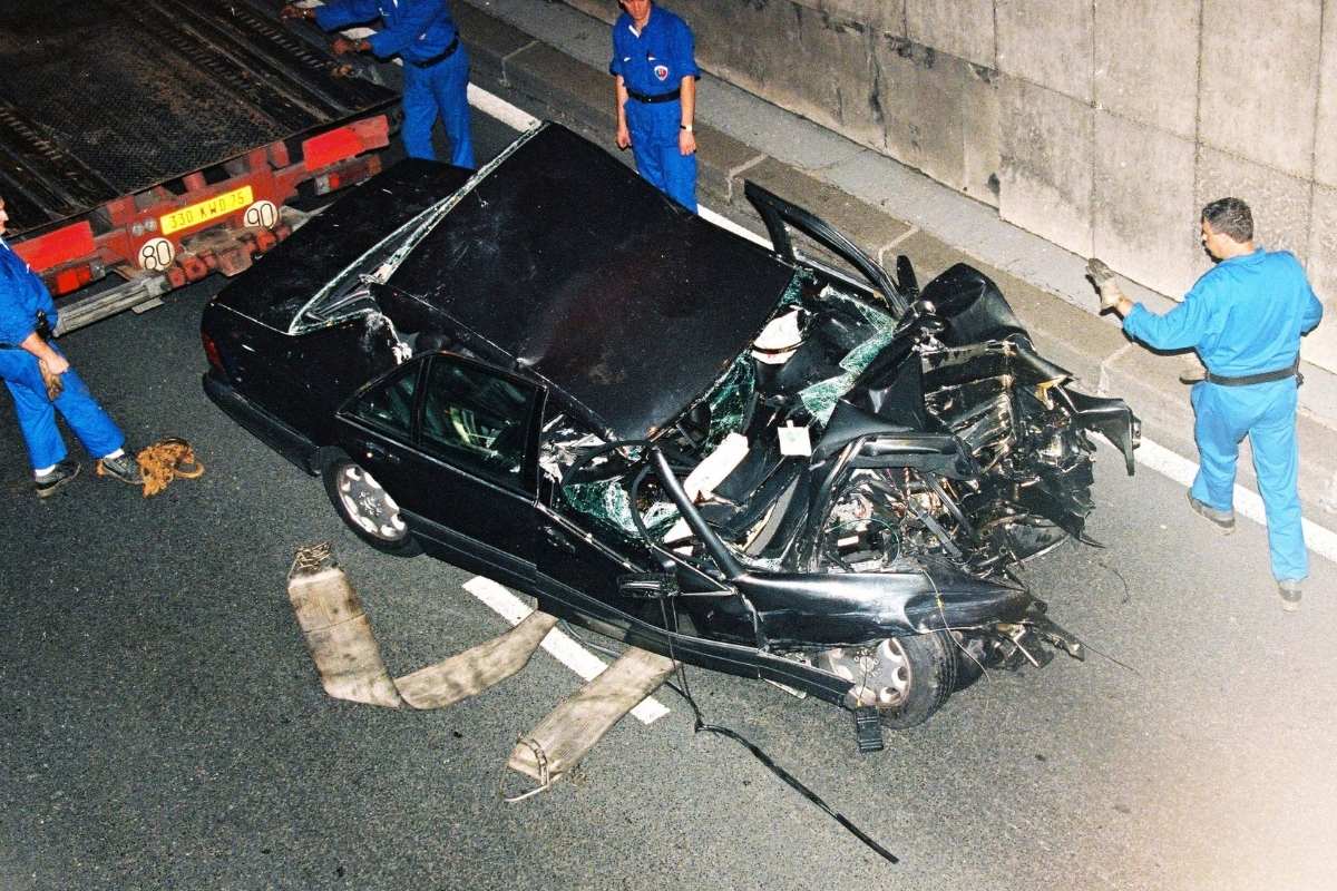Livro revela que carro em que princesa Diana morreu estava danificado