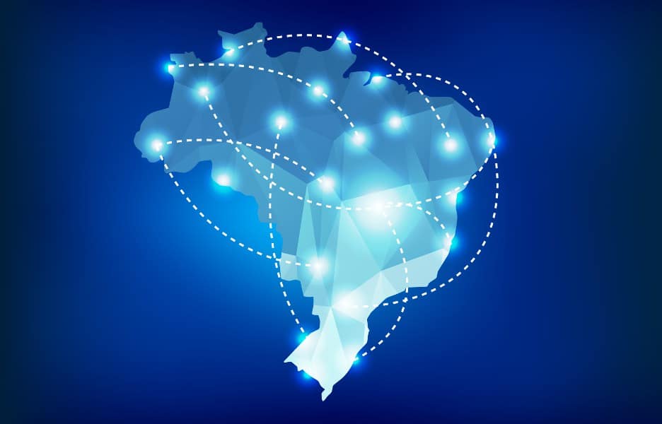 Imagem de mapa do Brasil formado por conexões digitais, com pessoas utilizando smartphones e computadores em diferentes regiões do país, representando a expansão da internet.