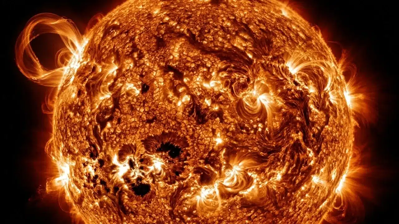 Interior do Sol revela detalhes inesperados em novo estudo científico; Foto: Reprodução.