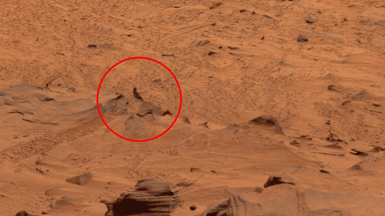 A imagem, capturada pelo rover Spirit da NASA em 2007, ressurgiu online, com os espectadores convencidos de que mostra um 'homem ambulante' no Planeta Vermelho. - NASA