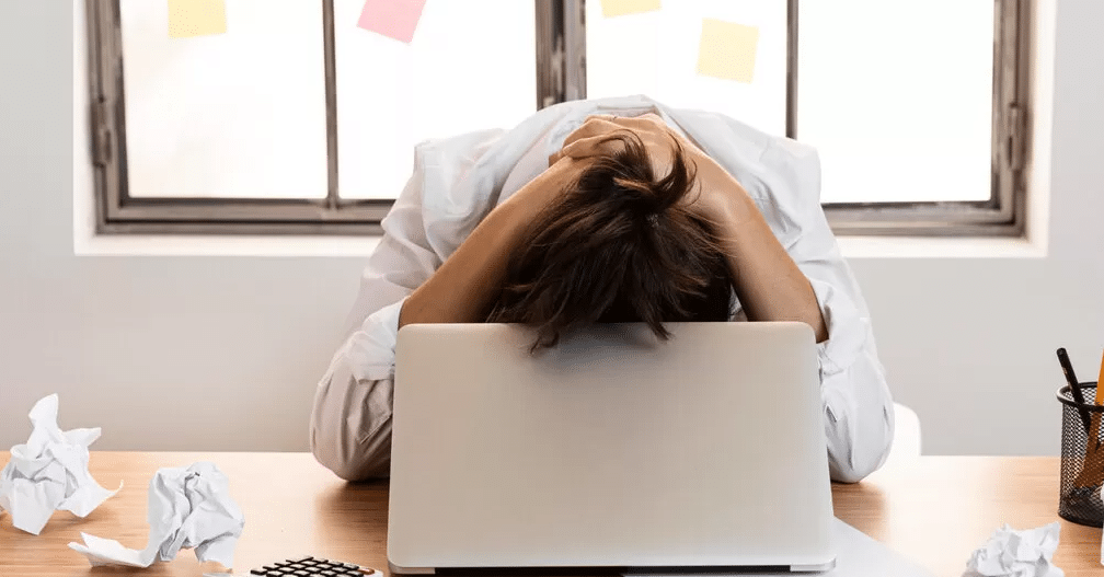 O burnout pode provocar sintomas emocionais e físicos, incluindo dor no peito.