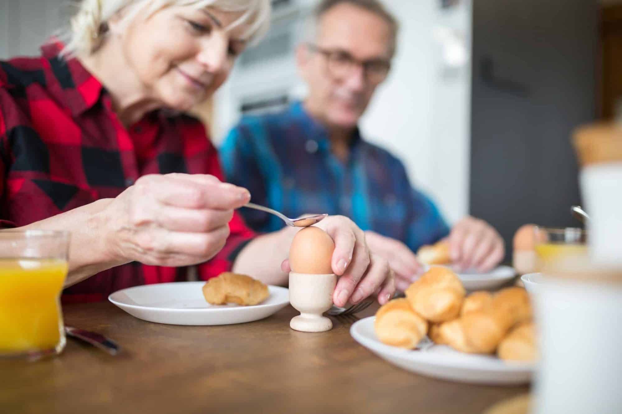 Estudos recentes encontraram uma associação entre o consumo regular de ovos e um menor risco de Alzheimer em adultos mais velhos.