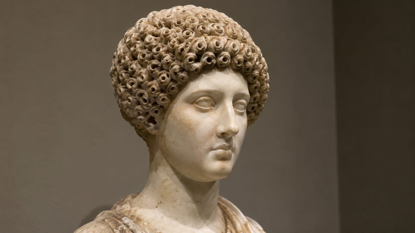Escultura romana ajudou pesquisadores a entender como mulheres da Antiguidade usavam penteados elaborados. Foto: Reprodução.