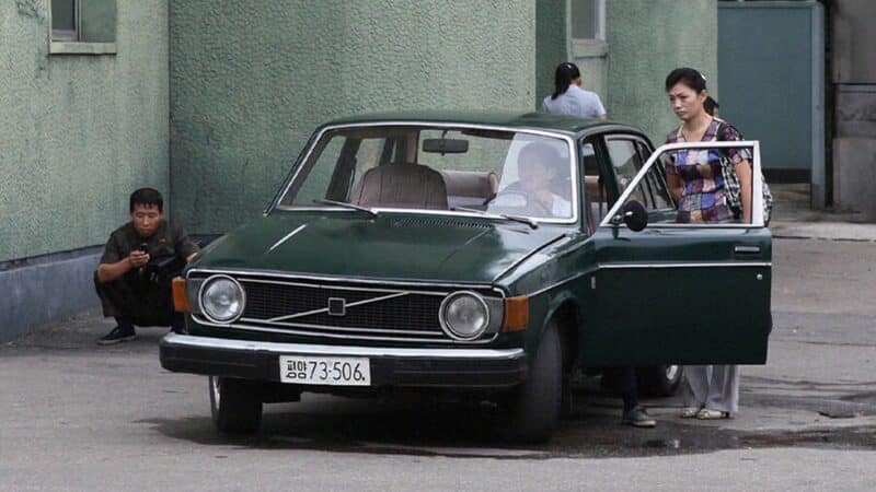 Um dos antigos Volvo 144 enviados à Coreia do Norte em 1974 continuou circulando décadas depois.