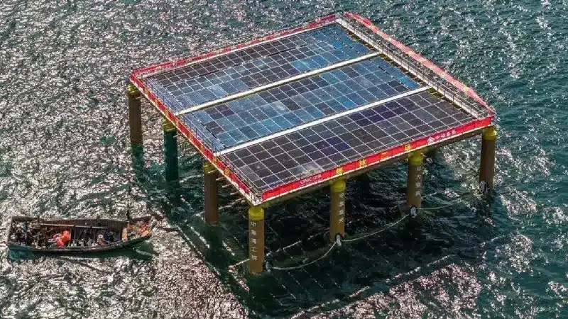 Plataforma solar flutuante Jilin 2 em alto mar, mostrando os painéis solares apoiados pela estrutura de bambu. Foto: Reprodução.