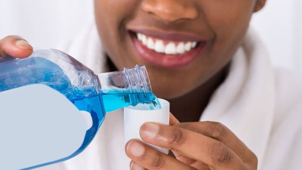 Enxaguante bucal pode complementar a higiene, mas não substitui a escovação nem a limpeza entre os dentes.