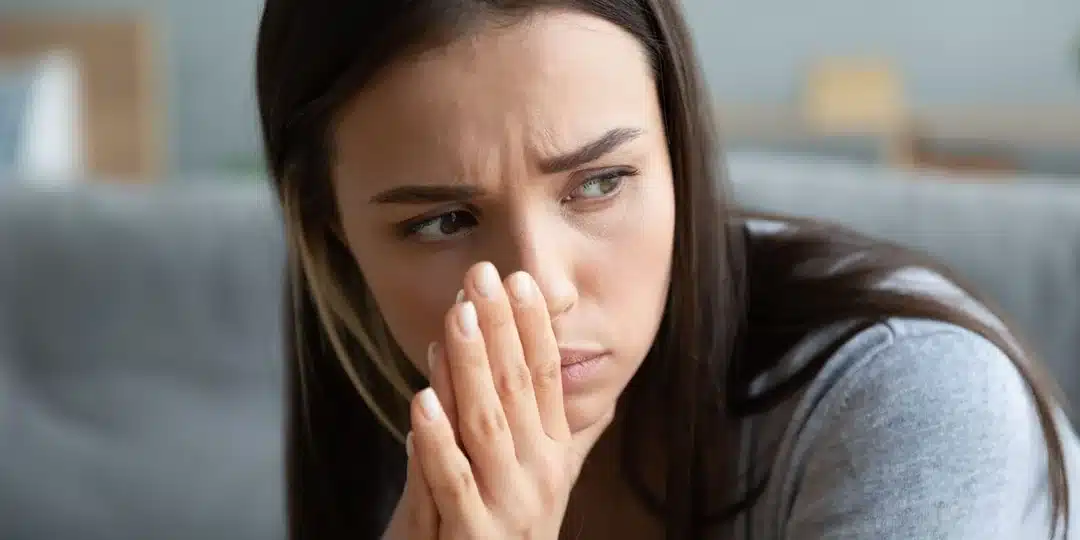 O ghosting pode prolongar o sofrimento porque deixa dúvidas e dificulta o encerramento emocional de uma relação.