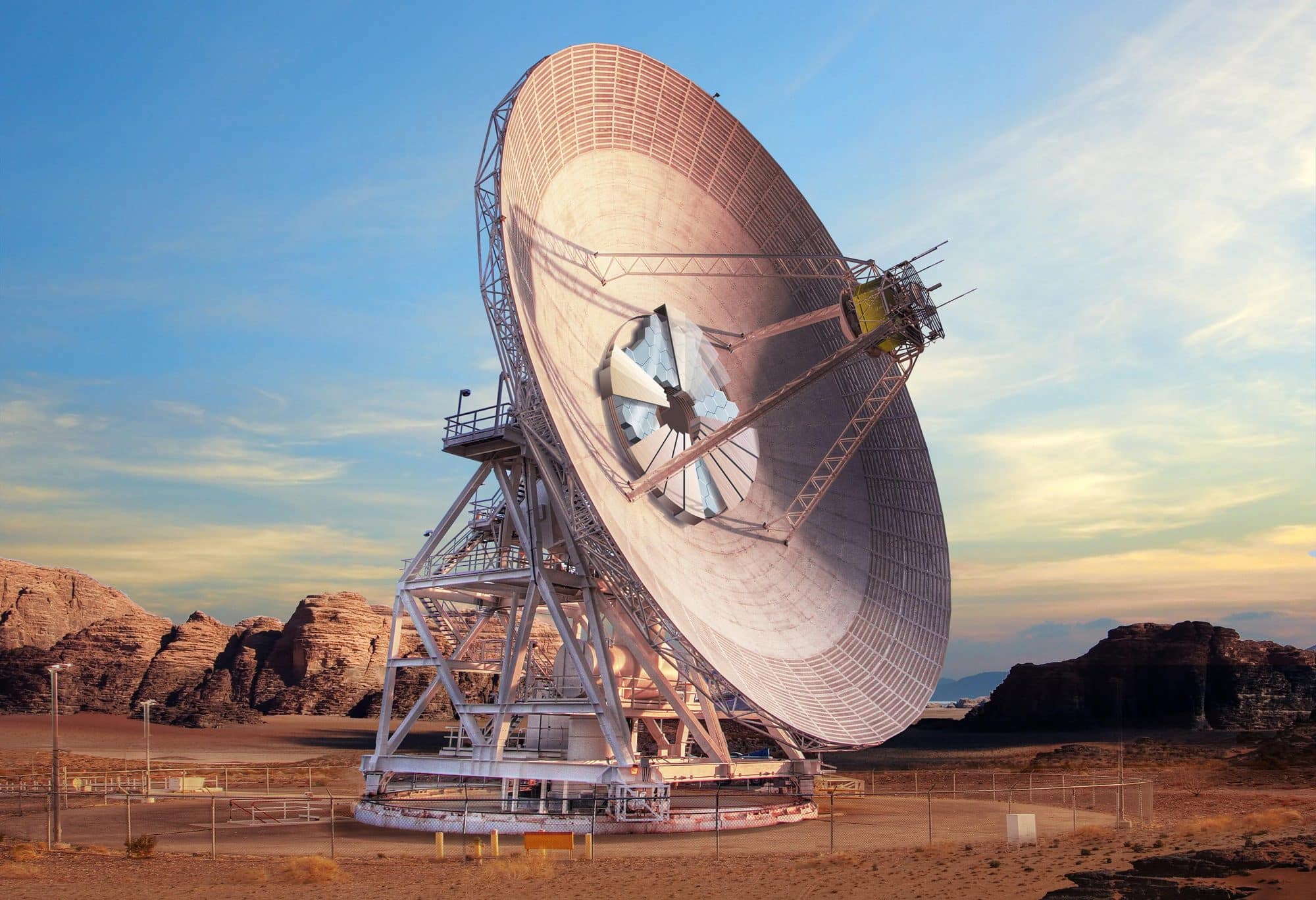Enorme antena Deep Space Station 23 no complexo Goldstone, na Califórnia, com o céu e a paisagem desértica ao fundo. Foto: NASA.