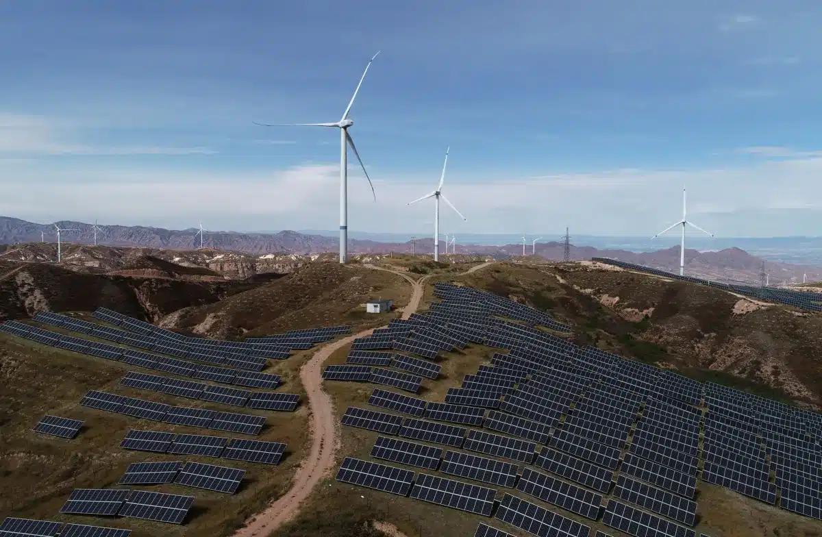 Exemplo de parque híbrido e solar, na China • 29/10/2018. Foto: REUTERS/Stringer.
