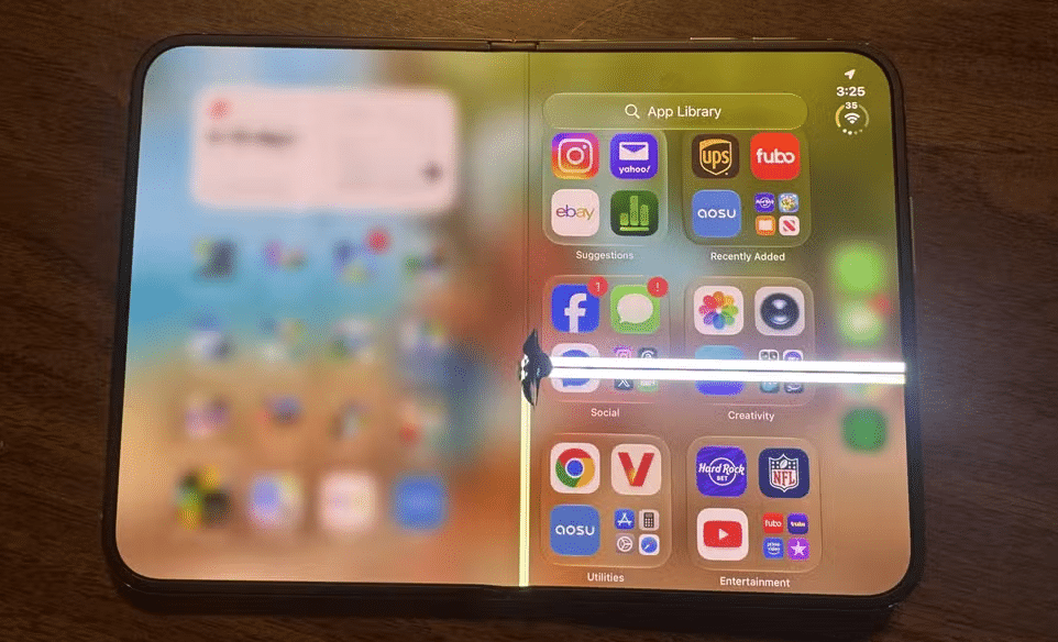 iPhone Duo com a tela com pontos mortos por causa de problema pontual — Foto: r/chimchamban (Reddit/Reprodução)