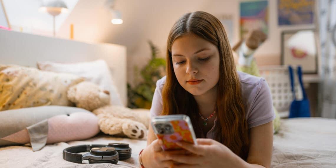 O controle por mensagens, localização e redes sociais pode fazer parte de situações de abuso digital em relacionamentos. Foto: Magnific.