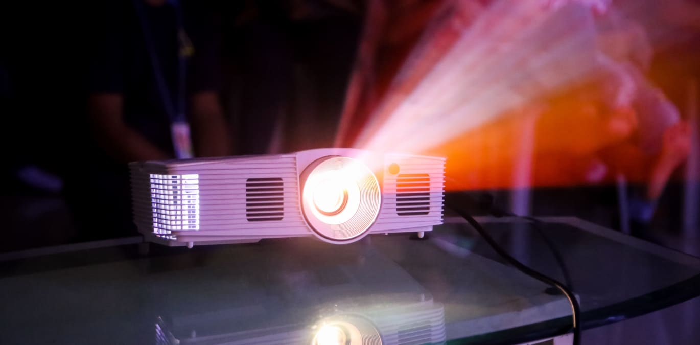 Projetores combinam luz, processamento de imagem e lentes para criar imagens grandes em paredes e telas. Foto: Reprodução.