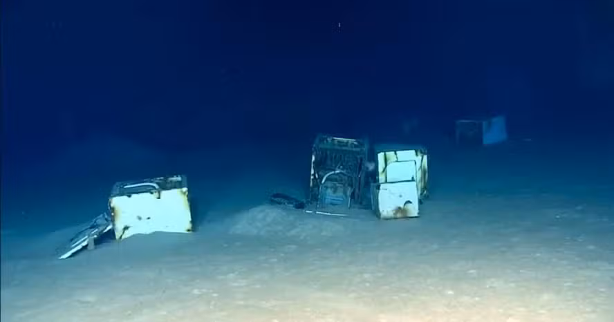 Em vez de um naufrágio, a equipe de pesquisadores encontrou máquinas de lavar, geladeiras e freezers — Foto: NOAA