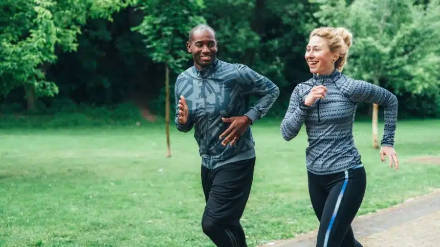 O ideal é manter um ritmo de caminhada em que a frequência cardíaca chega a 70%: você se exercita, mas ainda consegue conversar. Créditos: Getty Images