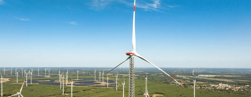 Fotografia real da turbina eólica de 365 metros em Schipkau, na Alemanha, mostrando a estrutura completa em comparação com a paisagem ao redor. Foto: Reprodução.